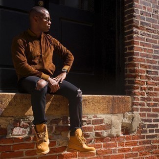 Как носить черные джинсы с темно-коричневым замшевым бомбером мужчине