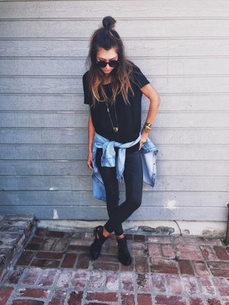 Какие джинсовые рубашки носить с черными джинсами женщине