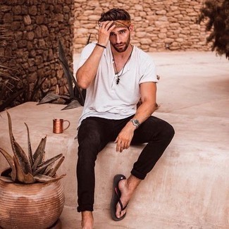 Какие сланцы носить с черными джинсами мужчине