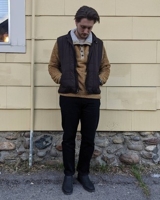 Какие куртки без рукавов носить с черными джинсами мужчине