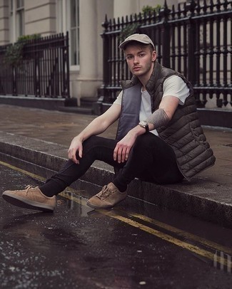 Какие куртки без рукавов носить с черными джинсами мужчине