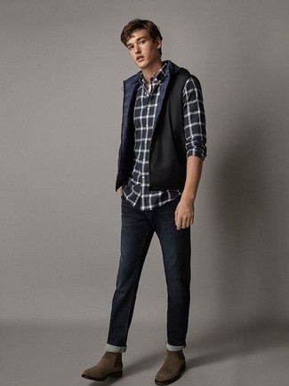 Какие куртки без рукавов носить с черными джинсами мужчине