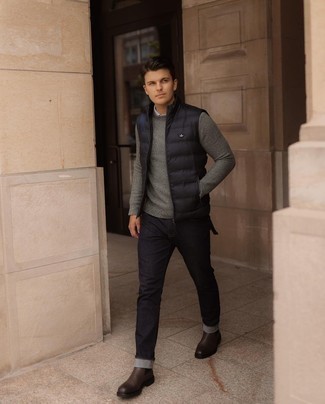 Какие куртки без рукавов носить с черными джинсами мужчине