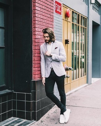 Как носить черные джинсы с серым пиджаком мужчине