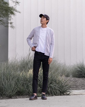 Как носить черные джинсы с серым кардиганом мужчине