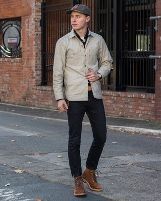 Как носить черные джинсы с серой рубашкой с длинным рукавом мужчине