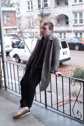 Как носить черные джинсы с серым длинным пальто