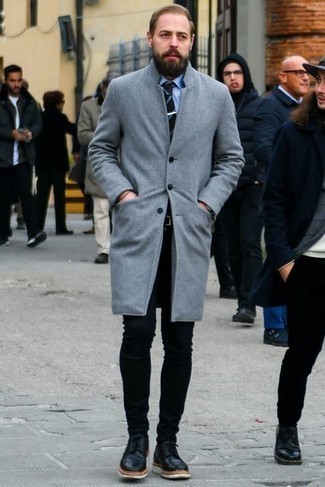 Как носить черные джинсы с серым длинным пальто