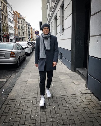 Как носить черные джинсы с серым длинным пальто