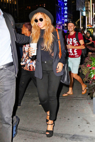 Какие босоножки на каблуке носить с черными джинсами