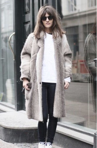 Какие высокие кеды носить с черными джинсами женщине