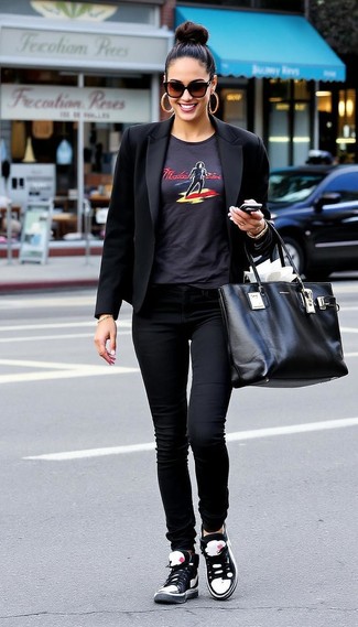 Какие высокие кеды носить с черными джинсами женщине