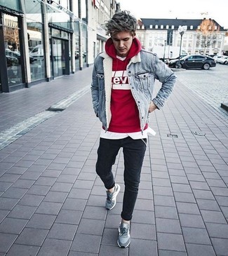 Как носить черные джинсы с голубыми кроссовками мужчине