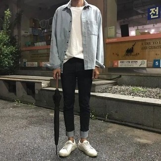 Как носить черные джинсы с голубой джинсовой рубашкой мужчине