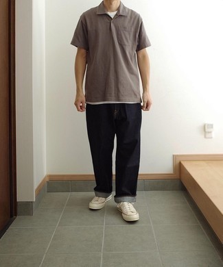 Какие низкие кеды носить с черными джинсами мужчине