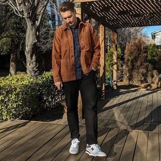 Какие низкие кеды носить с черными джинсами мужчине