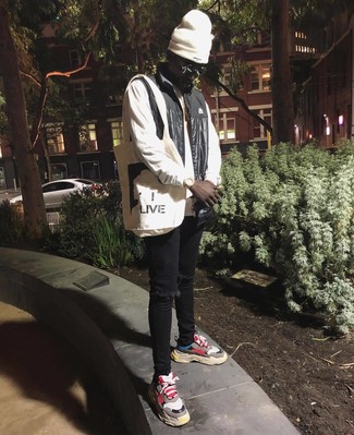 Как носить черные джинсы с разноцветными кроссовками мужчине