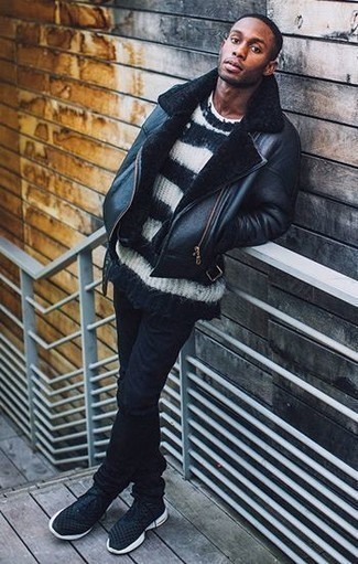 Как носить черные джинсы с темно-синими кроссовками мужчине