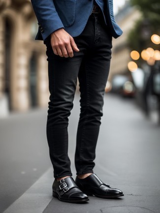 Как носить черные джинсы с темно-синим пиджаком мужчине