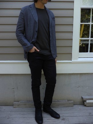 Как носить черные джинсы с темно-синим пиджаком мужчине