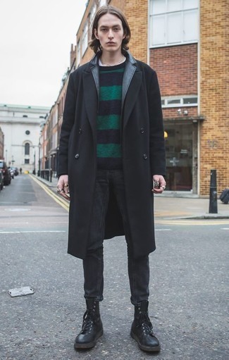 Как носить черные джинсы с темно-синим свитером с круглым вырезом мужчине