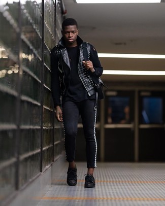 Как носить черные джинсы с темно-синим свитером с круглым вырезом мужчине