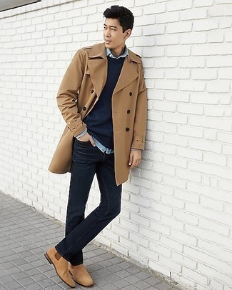 Как носить черные джинсы с темно-синим свитером с круглым вырезом мужчине