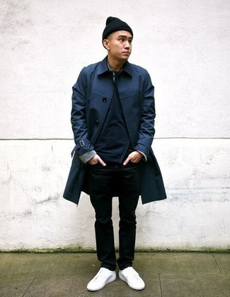 Как носить черные джинсы с темно-синим плащом мужчине