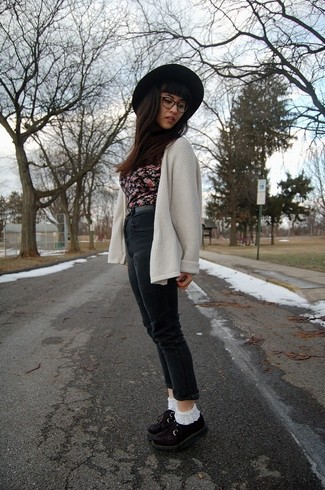 Какие открытые кардиганы носить с черными джинсами женщине