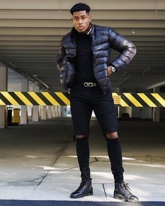 Какие куртки-пуховики носить с черными джинсами мужчине