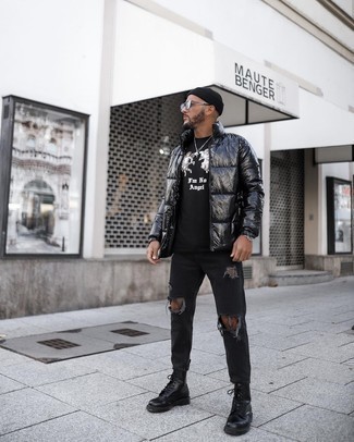 Какие куртки-пуховики носить с черными джинсами мужчине