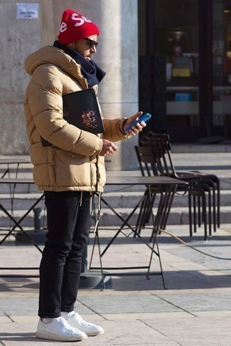 Какие куртки-пуховики носить с черными джинсами мужчине