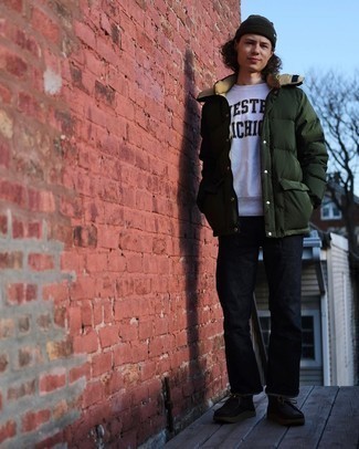 Какие куртки-пуховики носить с черными джинсами мужчине