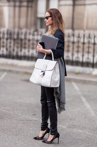 Какие туфли носить с черными джинсами