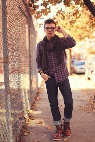 Как носить черные джинсы с красными кожаными повседневными ботинками мужчине