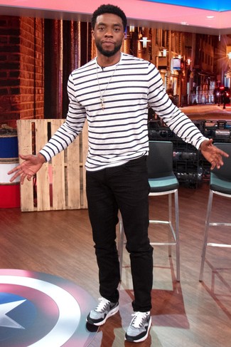 Как носить черные джинсы с серебряными кроссовками мужчине