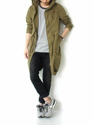 Как носить черные джинсы с серебряными кроссовками мужчине