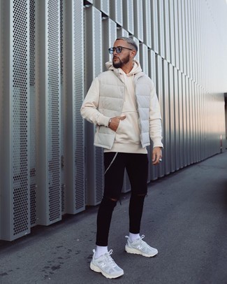 Как носить черные джинсы с серебряными кроссовками мужчине