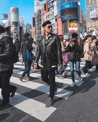 Как носить черные джинсы с серебряными кроссовками мужчине