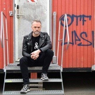 Как носить черные джинсы с серебряными кроссовками мужчине