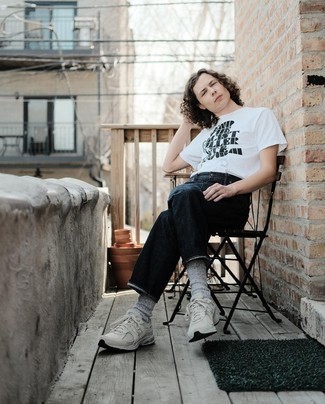 Как носить черные джинсы с серебряными кроссовками мужчине