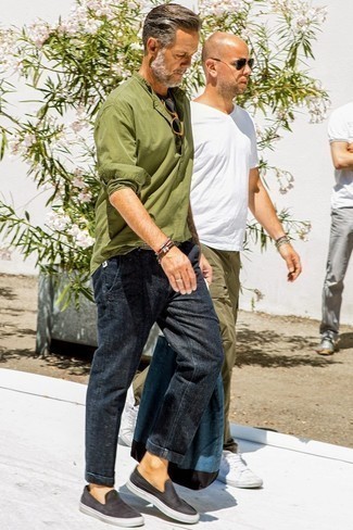 Какие слипоны носить с черными джинсами мужчине