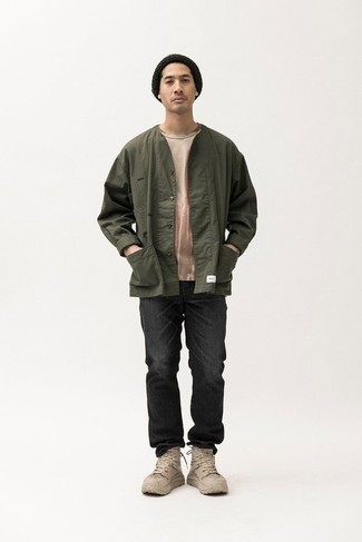 Как носить черные джинсы с светло-коричневыми кроссовками мужчине