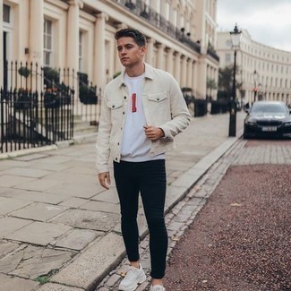 Как носить черные джинсы с светло-коричневыми кроссовками мужчине