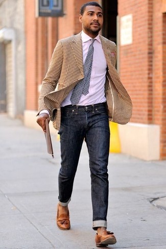 Как носить черные джинсы с светло-коричневым пиджаком мужчине