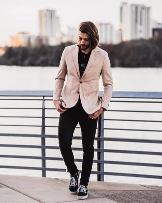 Как носить черные джинсы с светло-коричневым пиджаком мужчине