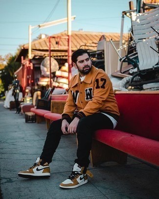 Как носить черные джинсы с светло-коричневыми высокими кедами мужчине