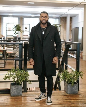 Как носить черные джинсы с светло-коричневыми высокими кедами мужчине