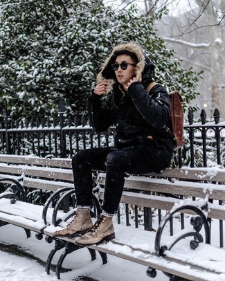 Как носить черные джинсы с светло-коричневыми кожаными повседневными ботинками мужчине