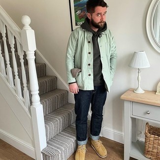 Как носить черные джинсы с светло-коричневыми замшевыми ботинками дезертами